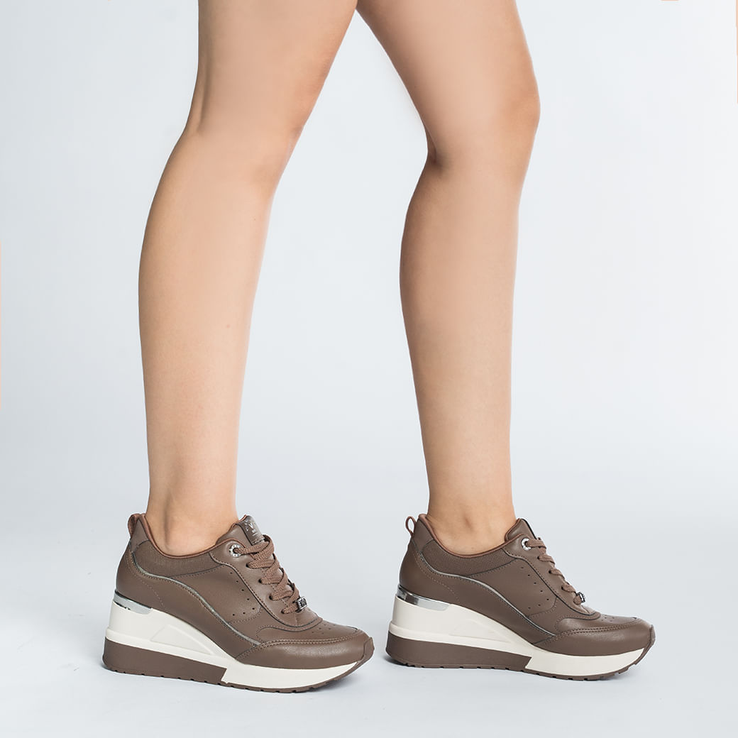 Tênis Via Marte Anabela Feminino Marrom vista lateral com detalhes em prata velho